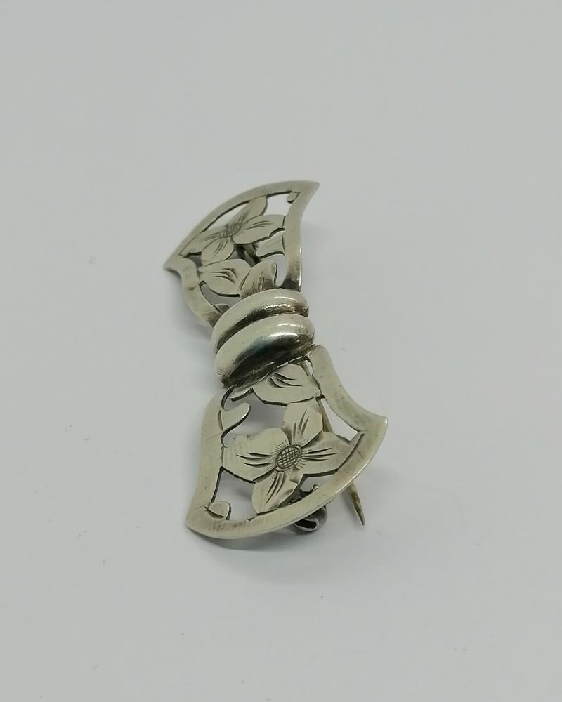 Broche argent, façon noeud ajouré et motif floral, vers 1925-30. – Image 3