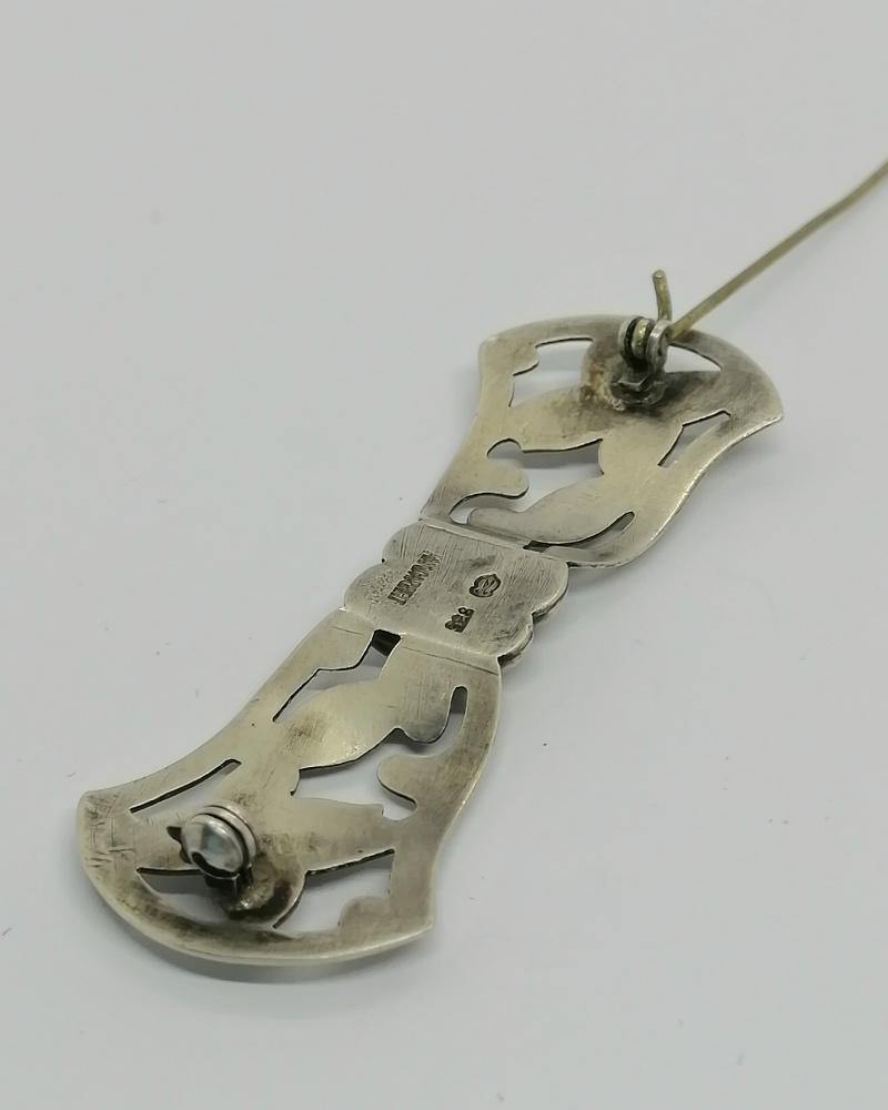 Broche argent, façon noeud ajouré et motif floral, vers 1925-30. – Image 4