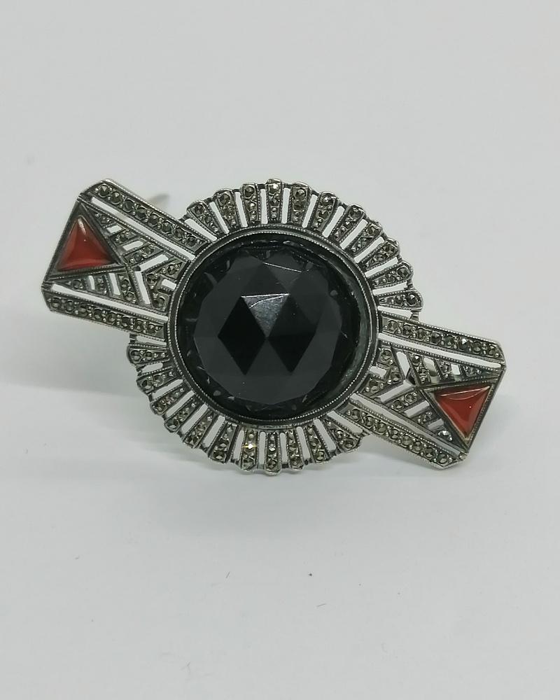 Broche argent, de forme très géométrique, ajourée, cabochon de verre facetté, pavage marcasites, 1930, Art Déco.