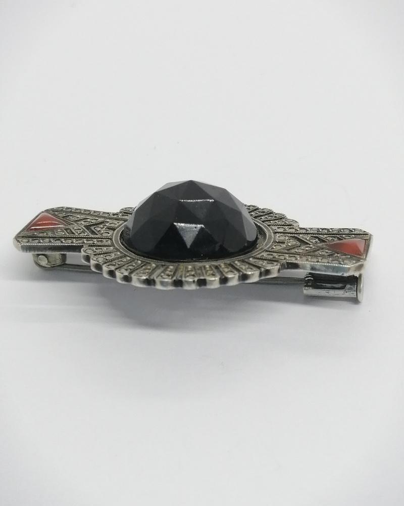 Broche argent, de forme très géométrique, ajourée, cabochon de verre facetté, pavage marcasites, 1930, Art Déco. – Image 3
