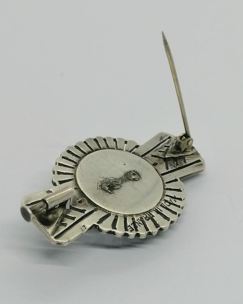 Broche argent, de forme très géométrique, ajourée, cabochon de verre facetté, pavage marcasites, 1930, Art Déco. – Image 4