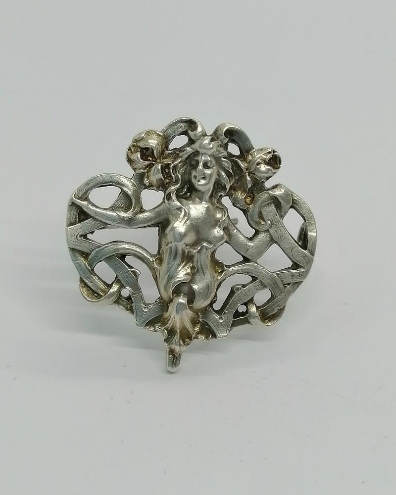 Broche argent, de forme typique de l'Art Nouveau, femme aux fleurs, 1880-1900.