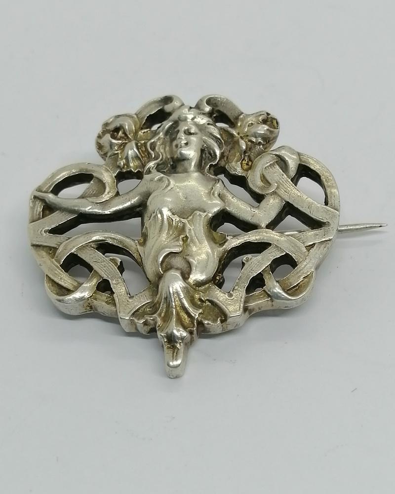 Broche argent, de forme typique de l'Art Nouveau, femme aux fleurs, 1880-1900. – Image 2
