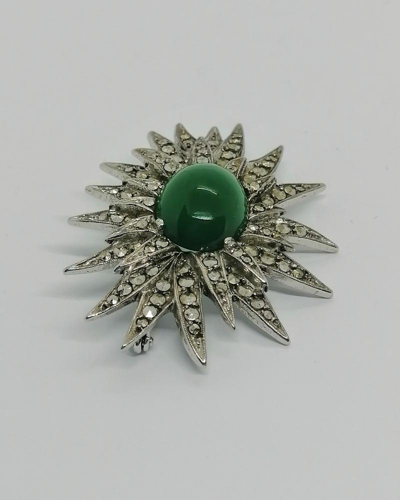 Broche argent, en forme de fleur, pavage marcasites et agate verte, 1920-30. – Image 3
