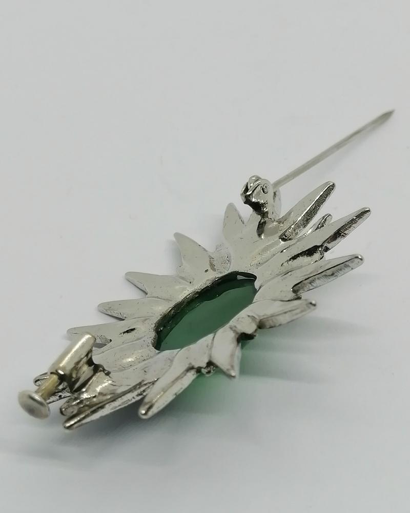 Broche argent, en forme de fleur, pavage marcasites et agate verte, 1920-30. – Image 4