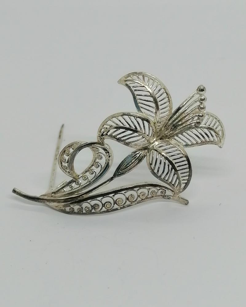 Broche argent, fleur stylisée, ajourée et un peu de filigrané, 1960-80.