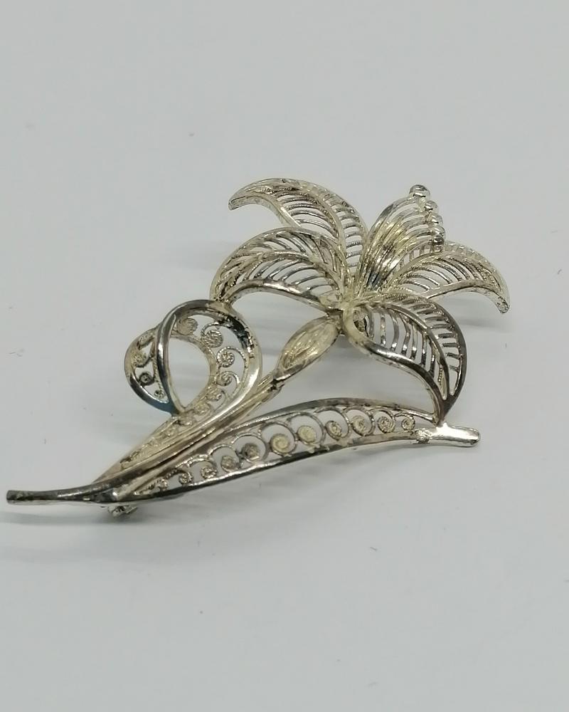 Broche argent, fleur stylisée, ajourée et un peu de filigrané, 1960-80. – Image 2