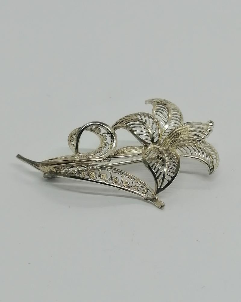 Broche argent, fleur stylisée, ajourée et un peu de filigrané, 1960-80. – Image 3