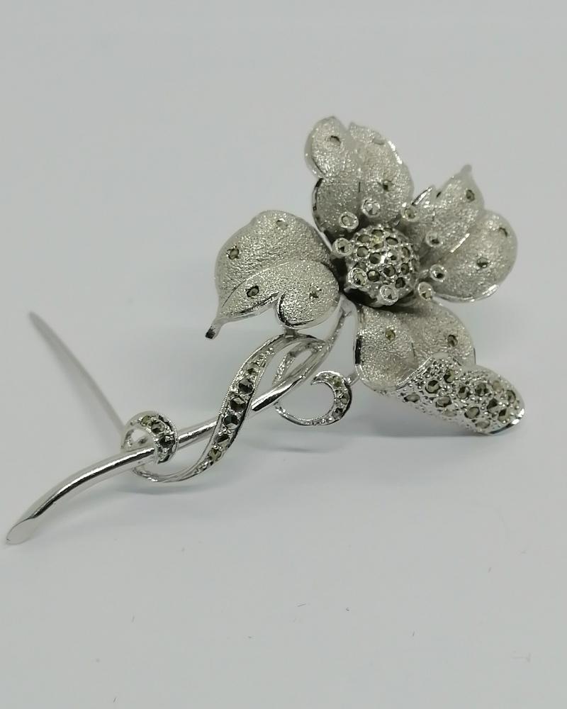Broche argent, fleur stylisée, en mat et poli avec marcasites, 1930-40.