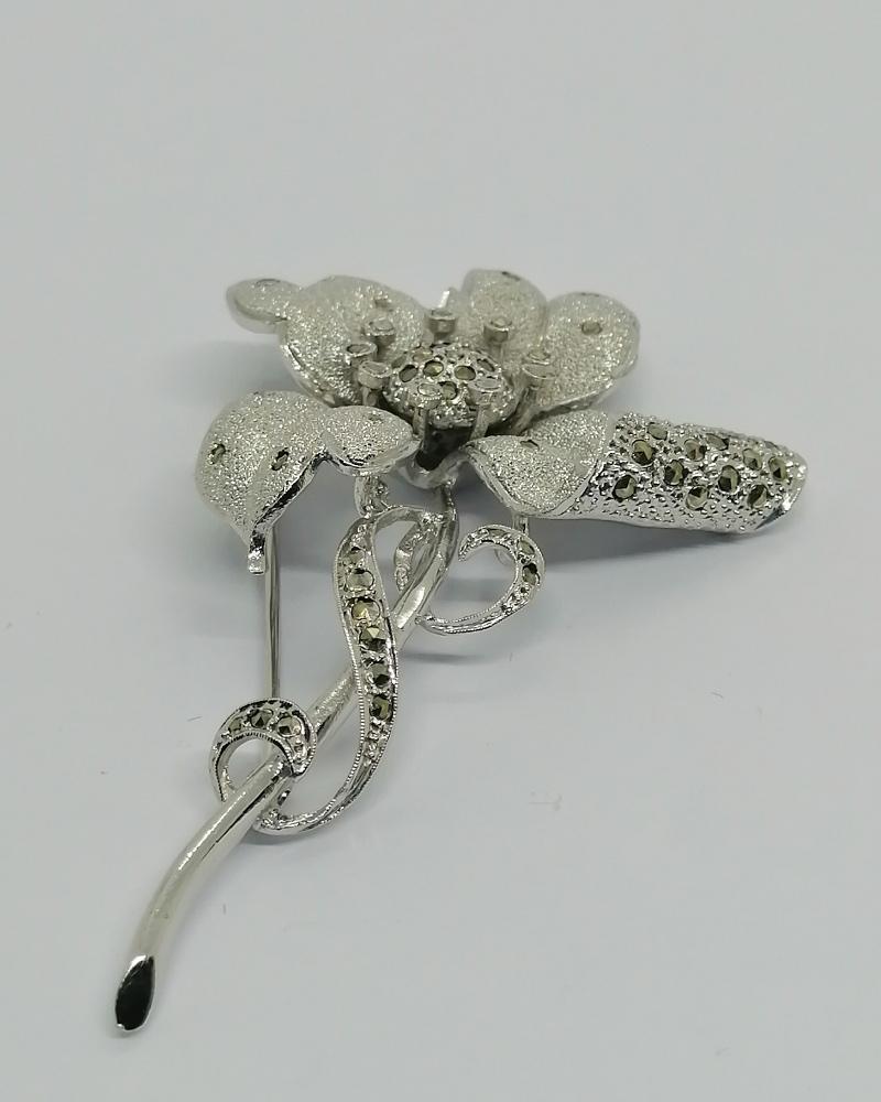 Broche argent, fleur stylisée, en mat et poli avec marcasites, 1930-40. – Image 2