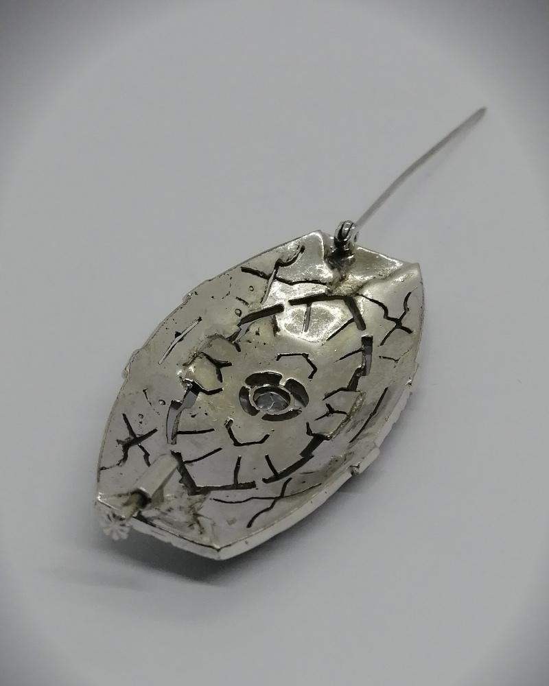 Broche argent, géométrique , ajourée et pavage de strass blanc, Art Déco. – Image 4