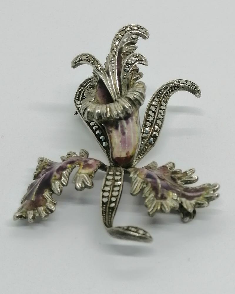 Broche argent, grande orchidée émaillée et marcasites, 1930-40. – Image 2