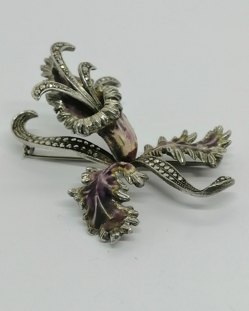 Broche argent, grande orchidée émaillée et marcasites, 1930-40. – Image 3