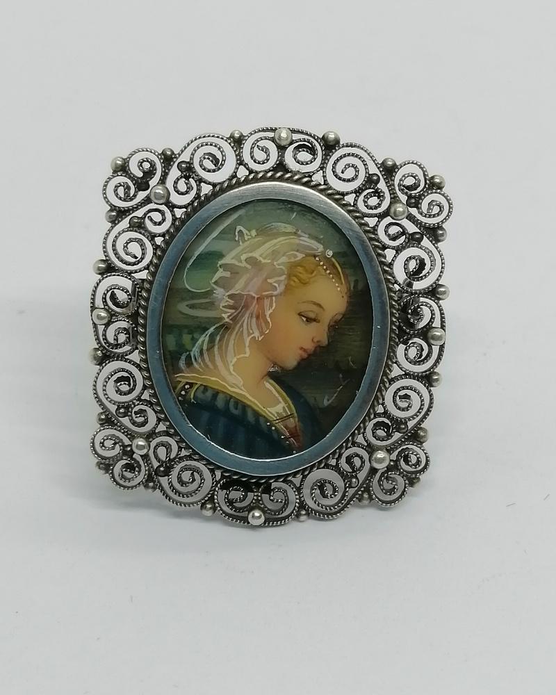 Broche argent, filigranée avec miniature peinte, travail Italien.