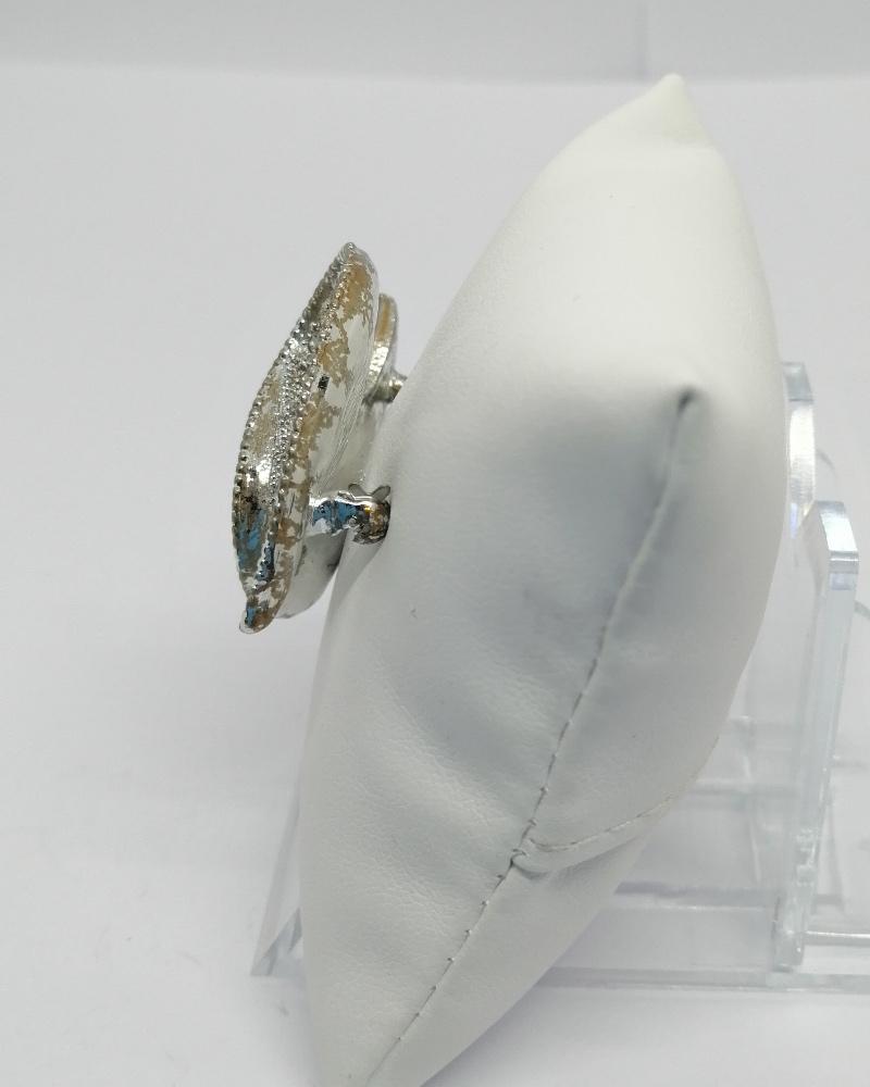 Broche façon ailes d'ange, totalement pavée de strass blanc, vers 1960-70. – Image 2