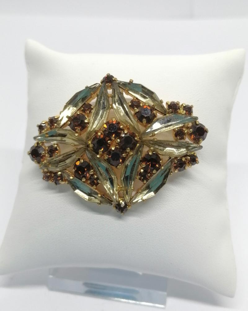Broche ajourée, avec pavage de strass en navettes et rond, brun et ambré, vers 1940-50.