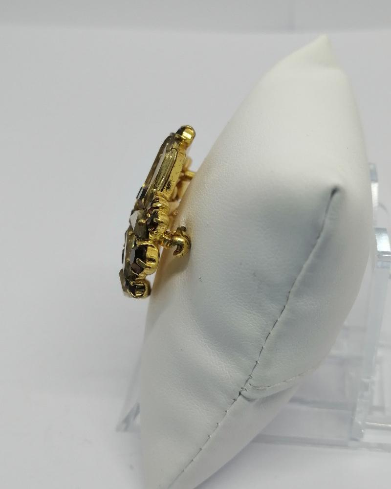 Broche ajourée, avec pavage de strass en navettes et rond, brun et ambré, vers 1940-50. – Image 2