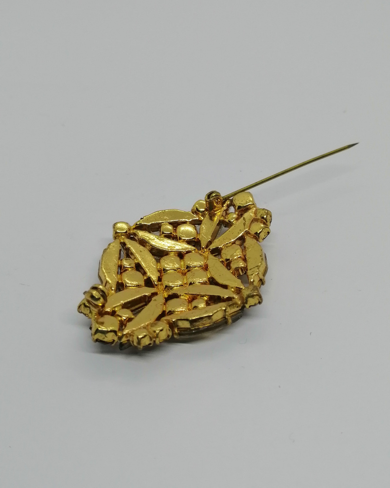 Broche ajourée, avec pavage de strass en navettes et rond, brun et ambré, vers 1940-50. – Image 3