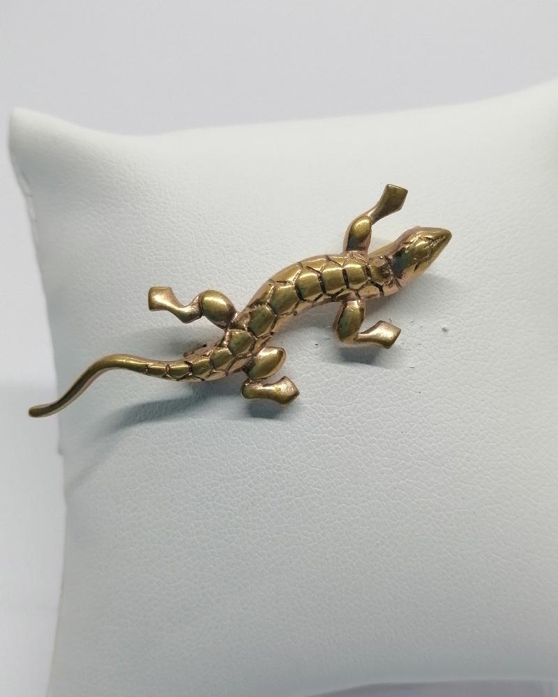 Petite salamandre en laiton jaune, vers 1900-20.