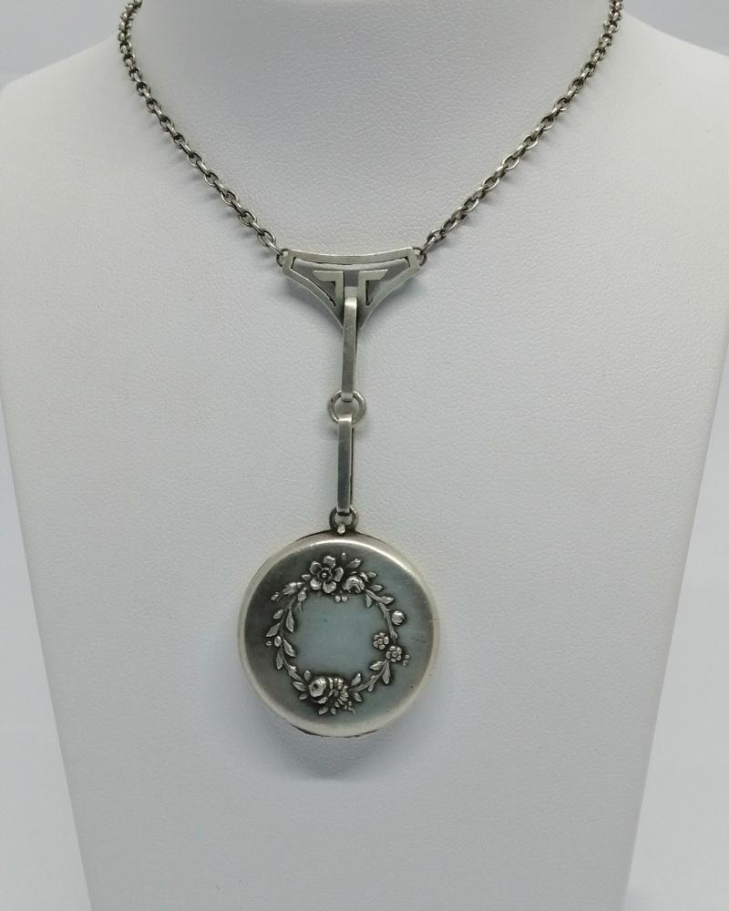 Collier en argent, avec porte-photo, motifs de fleurs, Art Nouveau, vers 1910-20.