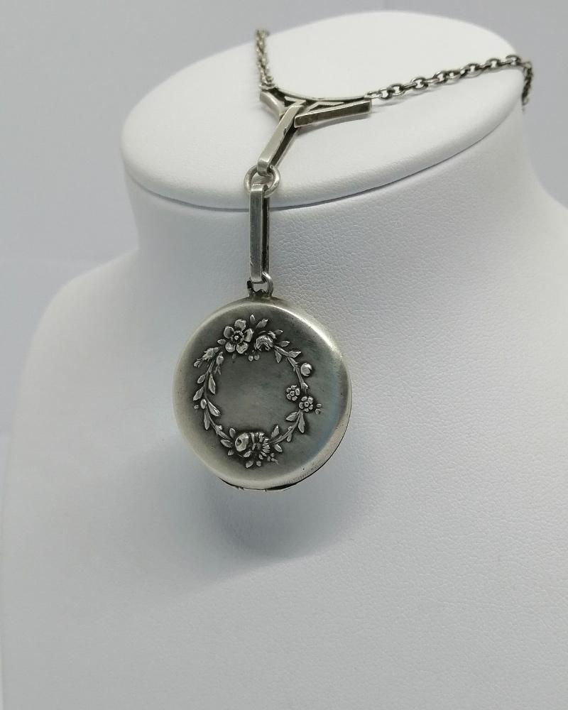 Collier en argent, avec porte-photo, motifs de fleurs, Art Nouveau, vers 1910-20. – Image 2