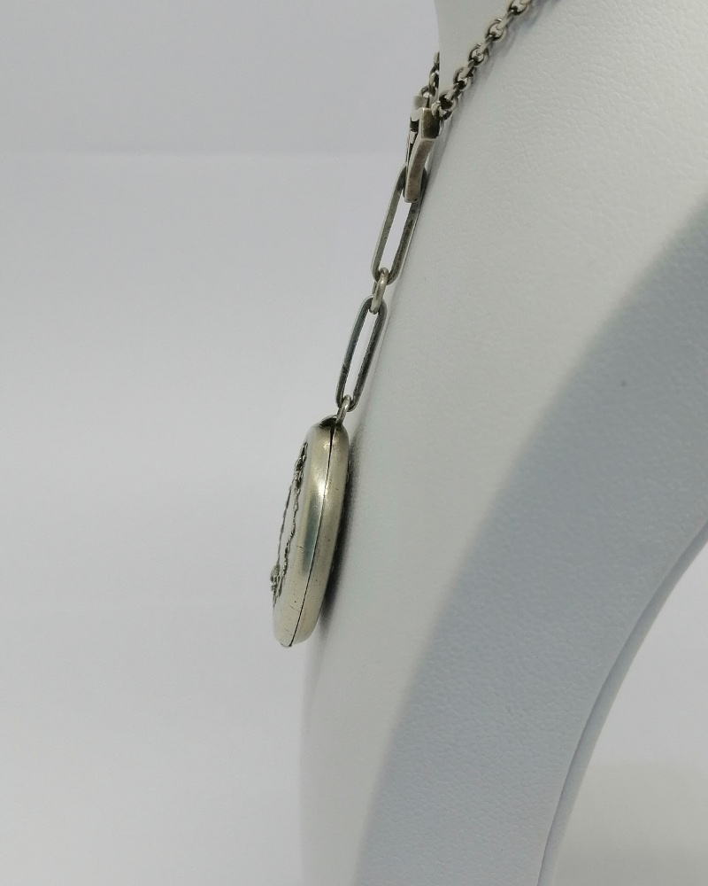 Collier en argent, avec porte-photo, motifs de fleurs, Art Nouveau, vers 1910-20. – Image 3