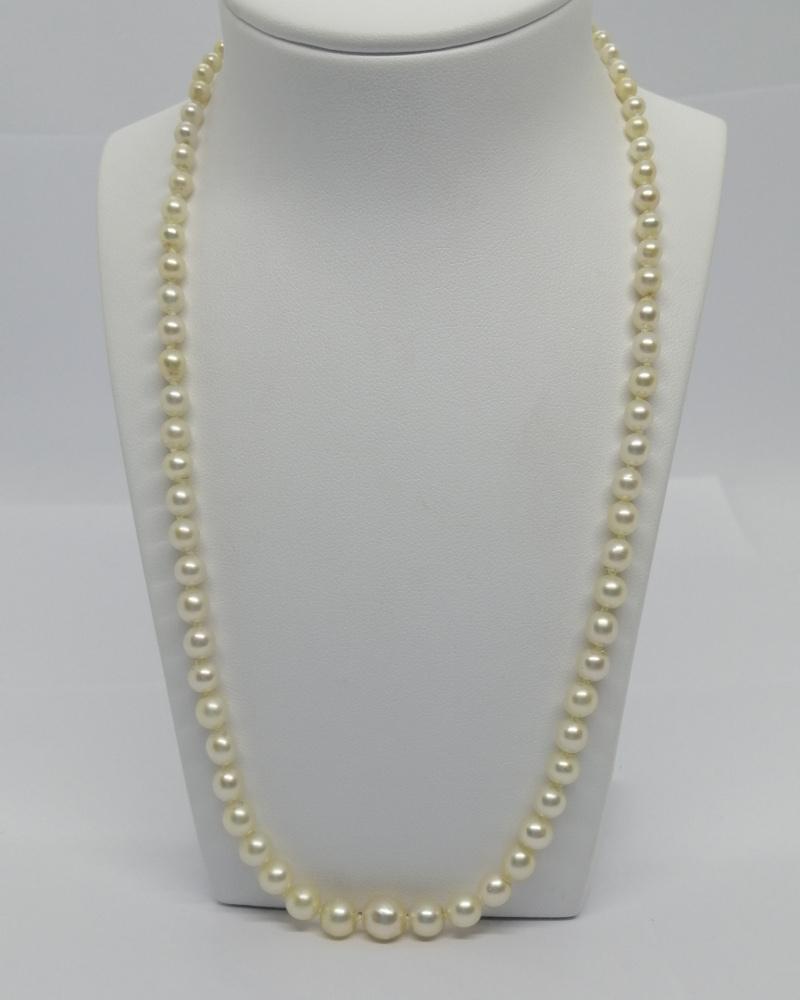 Collier or et perles de culture blanche, en chute, fermoir or gris et diamants, 1920-30.