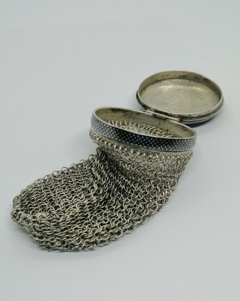 Bourse en argent massif, modèle rond et niellé, rare, 1900. – Image 5