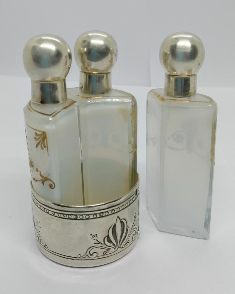Cave à senteurs, argent massif, trois flacons en verre opalescent, 1900-20, Eugène Collet , Paris. – Image 2