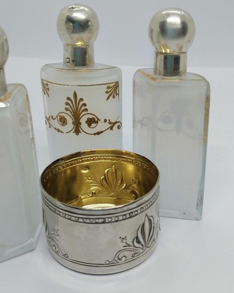 Cave à senteurs, argent massif, trois flacons en verre opalescent, 1900-20, Eugène Collet , Paris. – Image 3