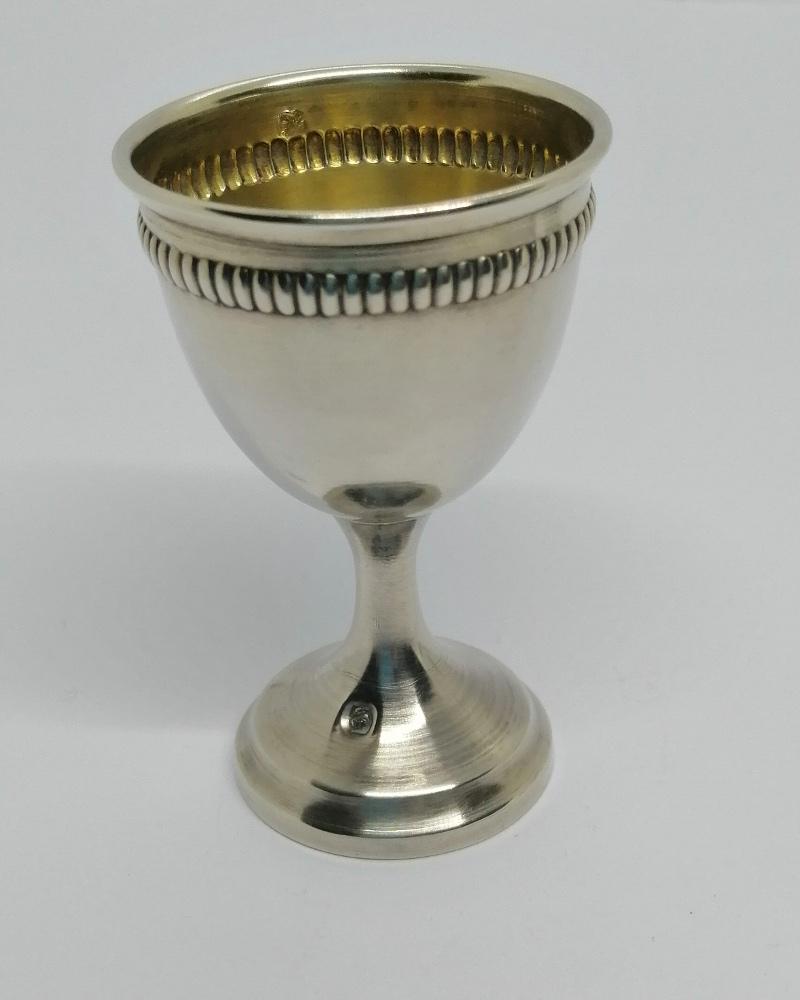 Coquetier argent massif, sur pied rond, avec décor godronné, 1920-30.