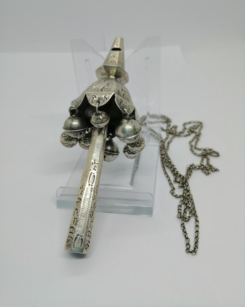 Hochet bébé à manche, entièrement en argent massif et décoré de gravures, Hollandais, 1830-60.