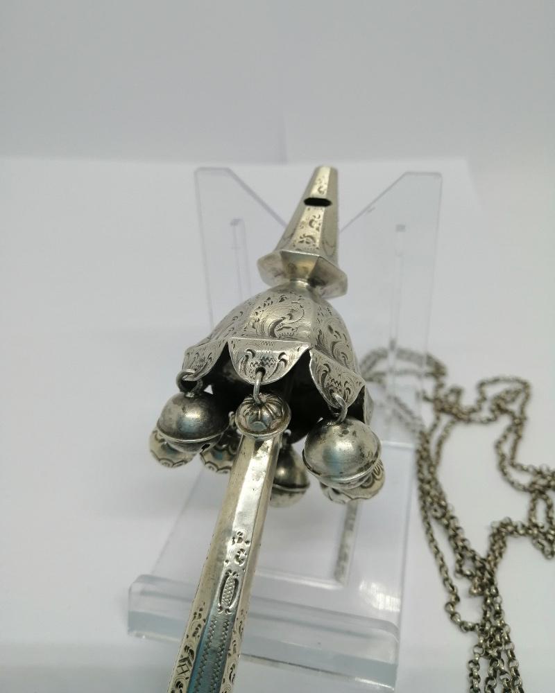 Hochet bébé à manche, entièrement en argent massif et décoré de gravures, Hollandais, 1830-60. – Image 2