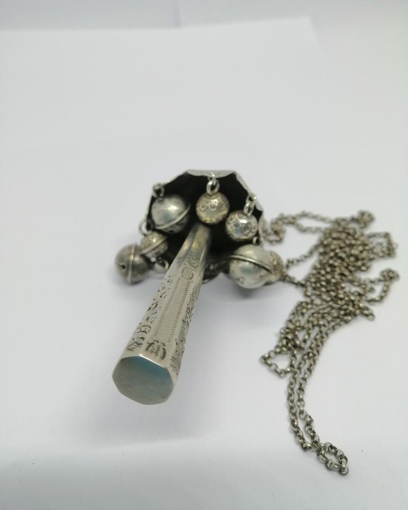 Hochet bébé à manche, entièrement en argent massif et décoré de gravures, Hollandais, 1830-60. – Image 3