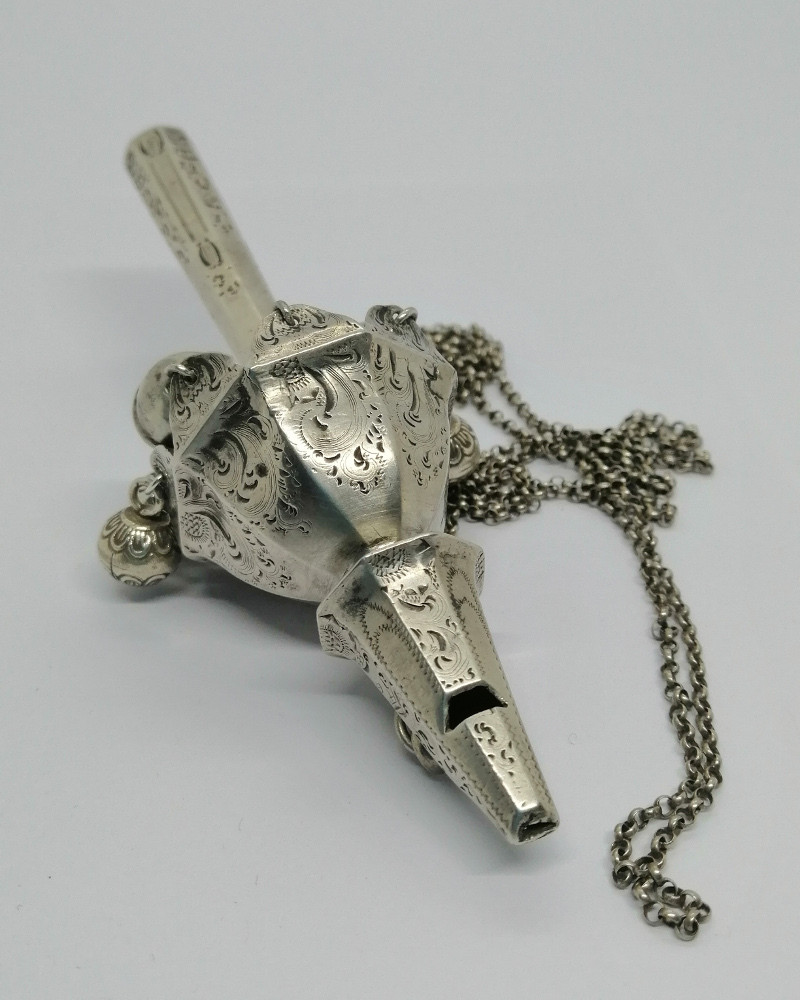 Hochet bébé à manche, entièrement en argent massif et décoré de gravures, Hollandais, 1830-60. – Image 4