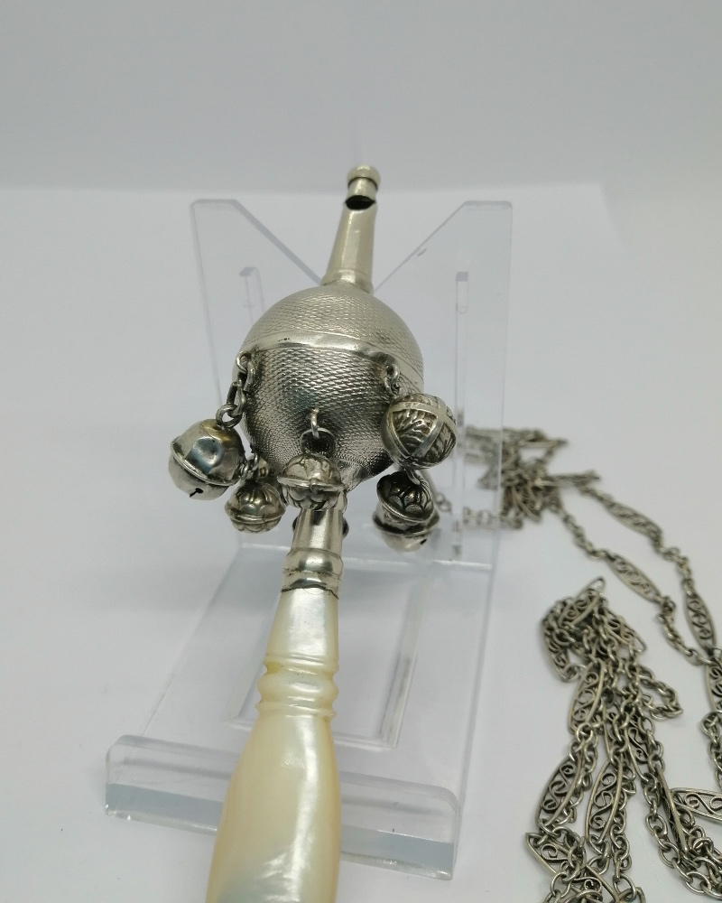 Hochet pour bébé, avec manche en nacre, grelots et sifflet, et sa chaîne, vers 1860. – Image 2