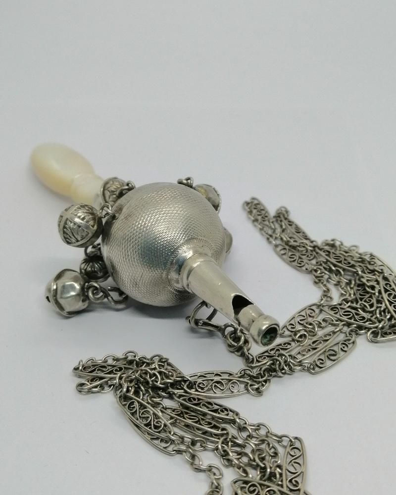 Hochet pour bébé, avec manche en nacre, grelots et sifflet, et sa chaîne, vers 1860. – Image 3