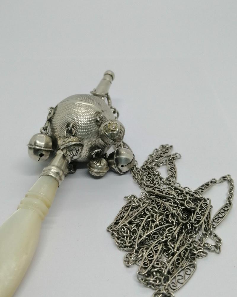 Hochet pour bébé, avec manche en nacre, grelots et sifflet, et sa chaîne, vers 1860. – Image 4