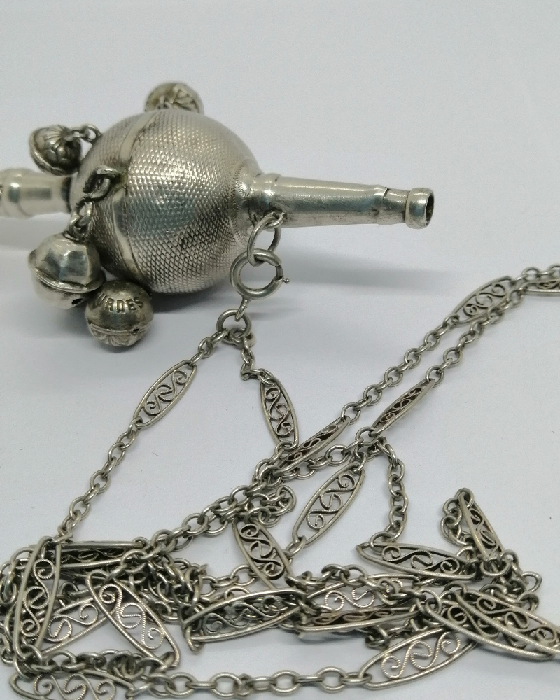 Hochet pour bébé, avec manche en nacre, grelots et sifflet, et sa chaîne, vers 1860. – Image 5