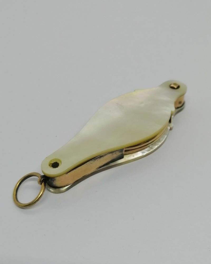 Lunette, argent/vermeil rosé, et monture en nacre, pliable, d'époque Empire, 1809-1819.