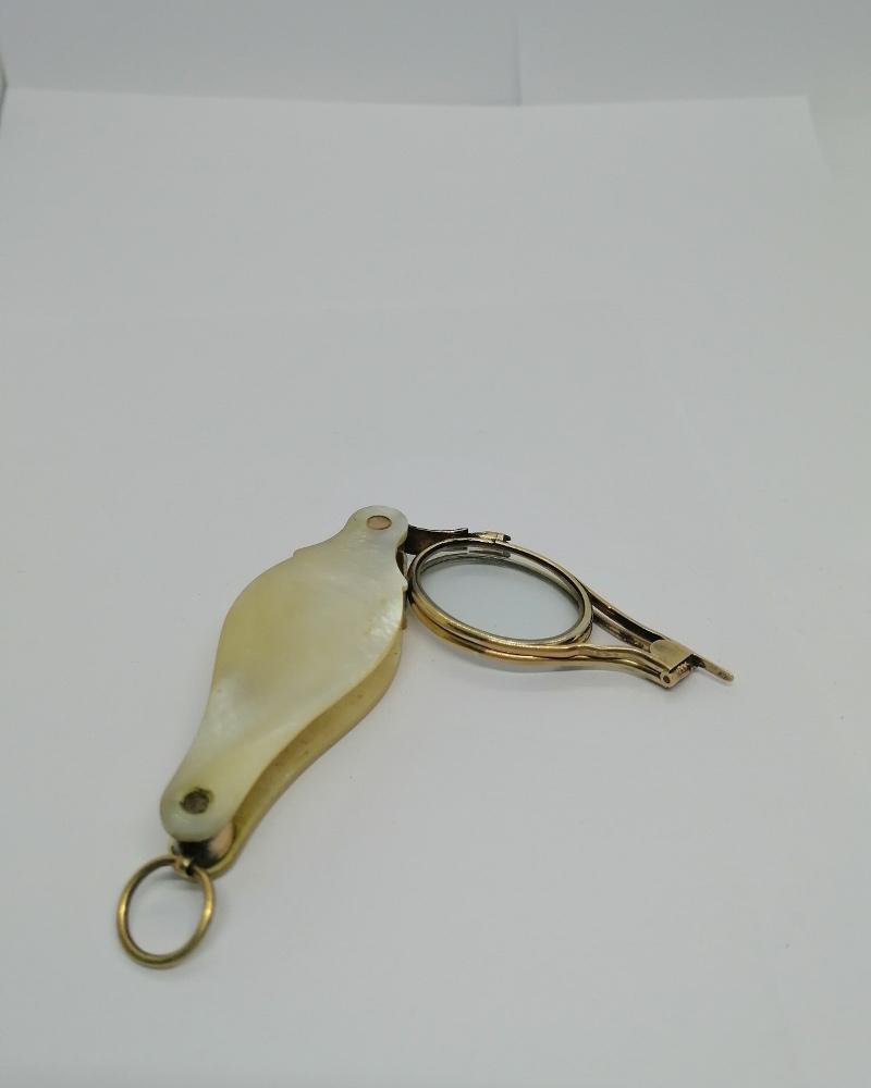 Lunette, argent/vermeil rosé, et monture en nacre, pliable, d'époque Empire, 1809-1819. – Image 4