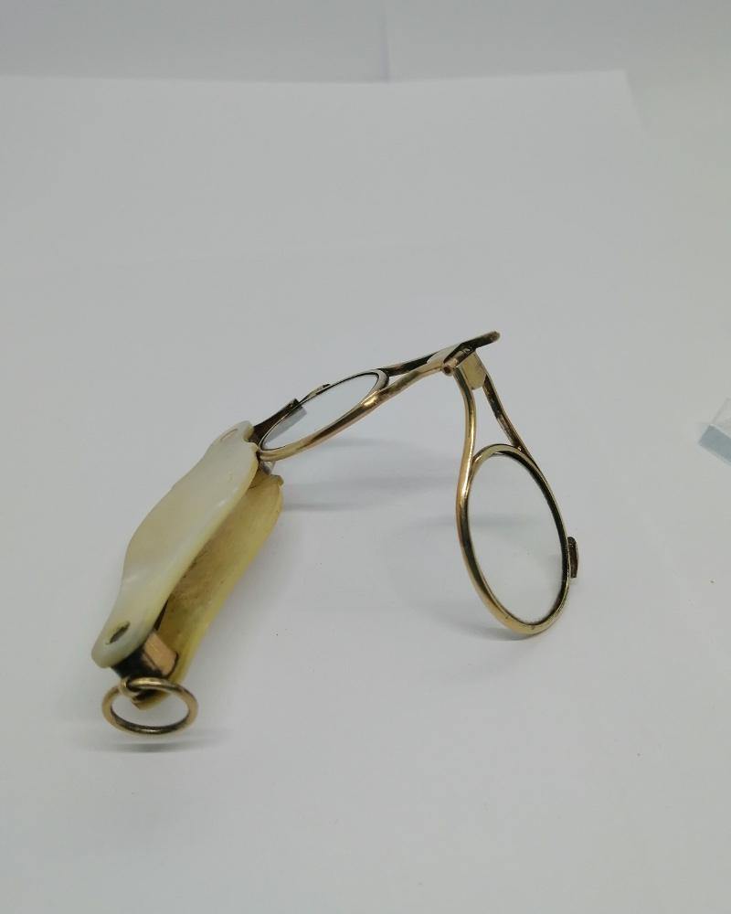 Lunette, argent/vermeil rosé, et monture en nacre, pliable, d'époque Empire, 1809-1819. – Image 5