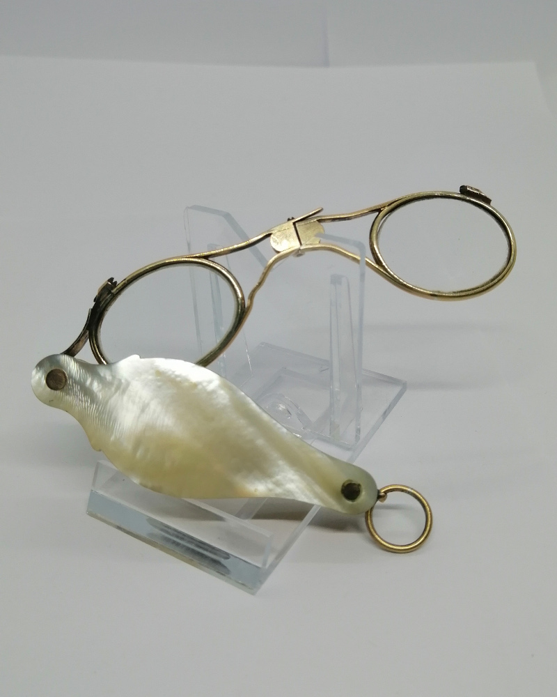 Lunette, argent/vermeil rosé, et monture en nacre, pliable, d'époque Empire, 1809-1819. – Image 6