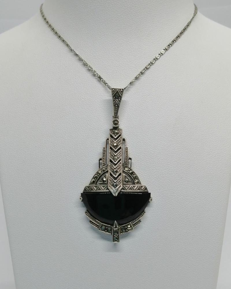 Pendentif argent, forme typique de l'Art Déco, pavage marcasites et un onyx sur mesure, 1930.