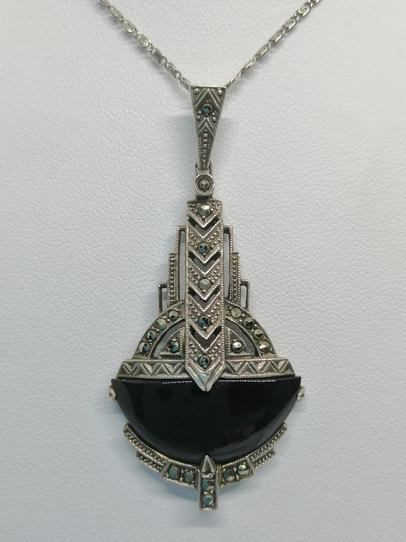 Pendentif argent, forme typique de l'Art Déco, pavage marcasites et un onyx sur mesure, 1930. – Image 2