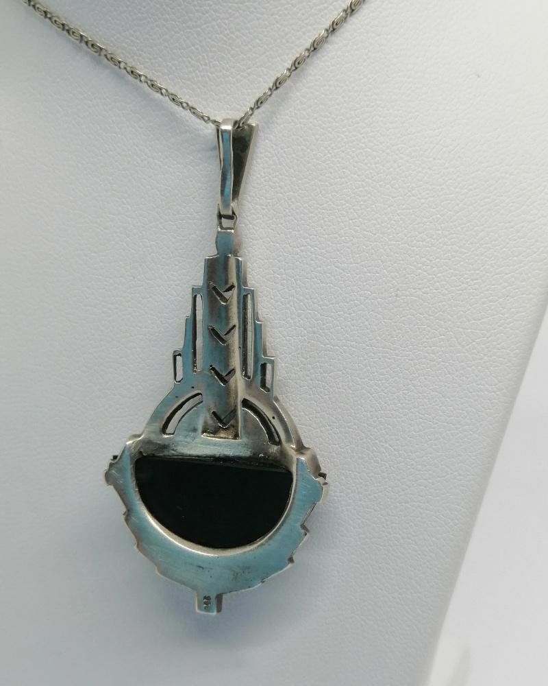 Pendentif argent, forme typique de l'Art Déco, pavage marcasites et un onyx sur mesure, 1930. – Image 4