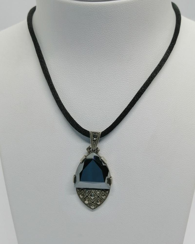 Pendentif argent, pavage marcasites et hématite taillée sur mesure, Art Déco, vers 1930.