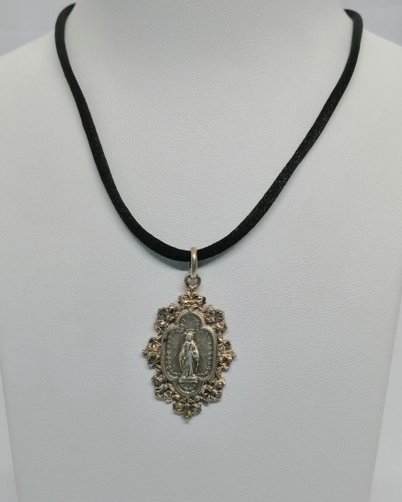 Pendentif argent , médaille en vermeil avec vierge, et frise ajourée, vers 1920.