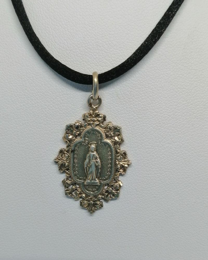 Pendentif argent , médaille en vermeil avec vierge, et frise ajourée, vers 1920. – Image 2