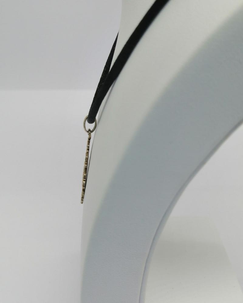 Pendentif argent , médaille en vermeil avec vierge, et frise ajourée, vers 1920. – Image 3